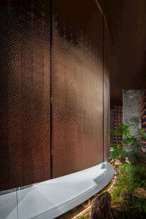 室内金属墙与绿植景观