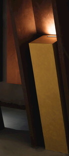 室内暖光下的木质装饰物件