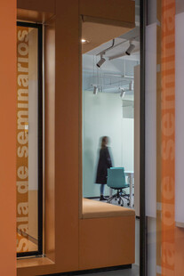 现代办公空间玻璃门场景