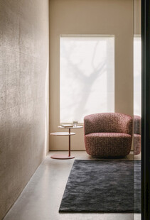 简约室内一角的舒适沙发