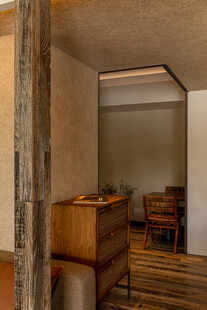 复古室内一角的木质家具