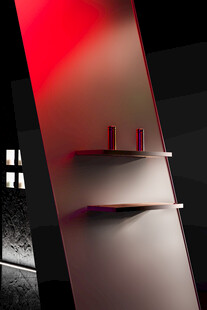 红色灯光照亮的简约置物架