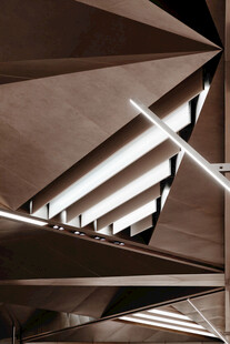 现代几何结构建筑内部