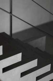 楼梯黑白