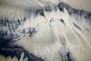 蓝白扎染纹理布料特写