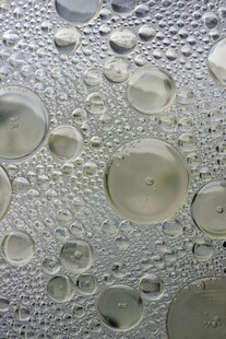 水珠覆盖的透明表面