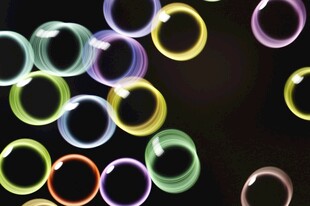 多彩圆环悬浮于黑色背景