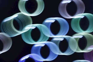 彩色透明圆环特写