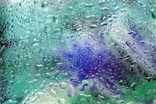 水珠覆盖的多彩玻璃画面