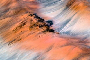 梦幻色彩的流动山水景观