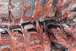 多彩运动鞋堆叠展示