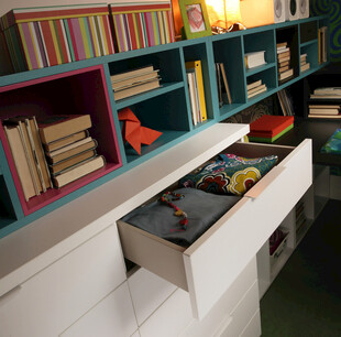 多彩书架下的抽屉收纳场景