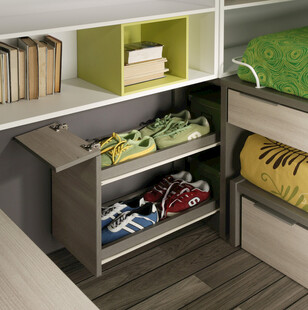 床下收纳柜内多彩鞋子摆放