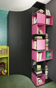 粉色创意书架装点多彩空间