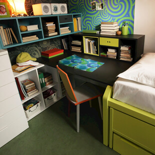 多彩儿童房书桌床铺一角