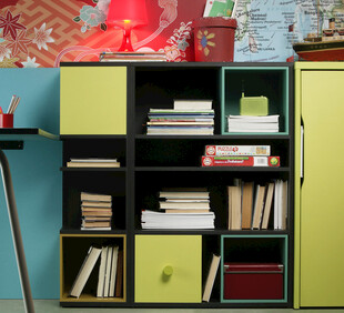 多彩书架装点温馨阅读角落