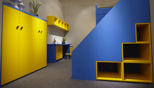 蓝黄配色的创意储物空间