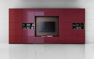 复古红墙中的方形窗口