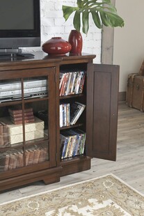 木质书柜装点温馨客厅