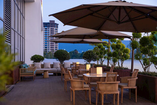 户外休闲露台桌椅景观