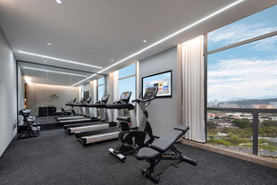 现代宽敞健身房室内景观