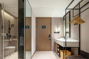 现代简约风浴室与走廊设计