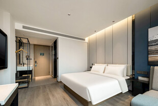 现代简约风格温馨卧室空间