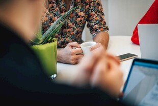 办公场景中的人物与绿植