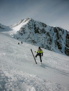 雪山滑雪者的精彩瞬间