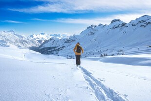 雪山上独自行走的徒步者