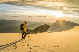 徒步者在沙漠中迎向曙光