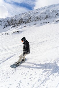 单人雪坡滑雪英姿