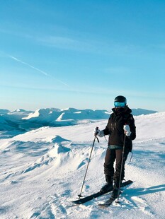 雪地滑雪者眺望远方美景