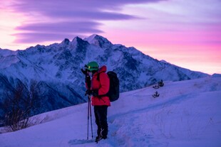 徒步者踏雪于壮丽雪山间