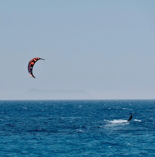 海上风筝冲浪者