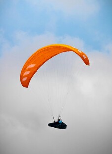 橙色滑翔伞翱翔蓝天