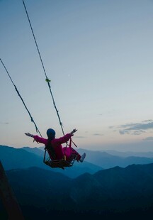 夕阳下的空中秋千体验