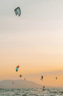 海上风筝冲浪的美丽瞬间