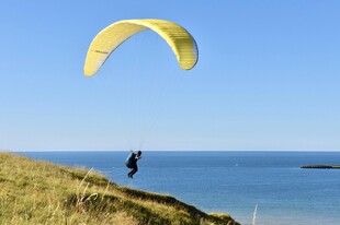 悬崖边的滑翔伞运动