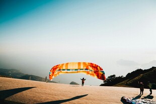 沙滩上撑开的多彩遮阳伞
