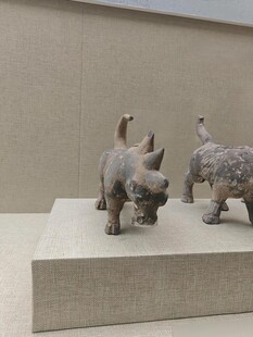 古代陶制猫形摆件