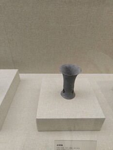 古代陶制花瓶展示