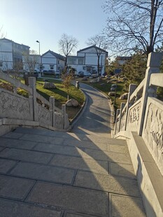 阳光照耀下的石阶与民居