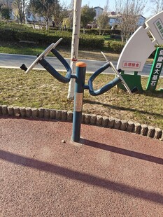 户外小区健身器材一角