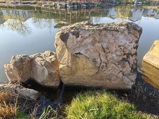 湖畔巨石景观