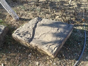 古老石块静卧于泥土之上