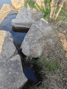 溪边石块与潺潺流水