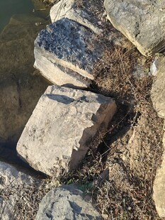 河边堆叠的粗糙岩石