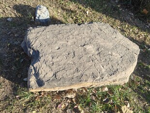 户外灰色大石块