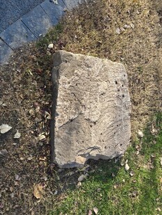 古老石碑静立草地